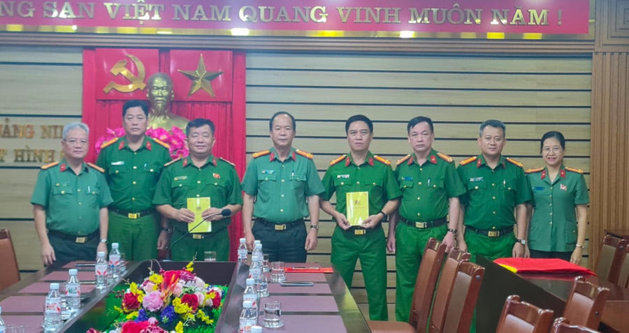 Đại tá Vũ Thanh Tùng – Phó Bí thư Đảng ủy, Phó Giám đốc phụ trách Công an tỉnh thưởng nóng các đơn vị tham gia phá án.