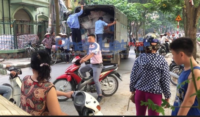 HUDS đã bất ngờ huy động hàng trăm người tới siêu thị Ecomark thu hồi kiot, bốc hàng lên ô tô chuyển đi.