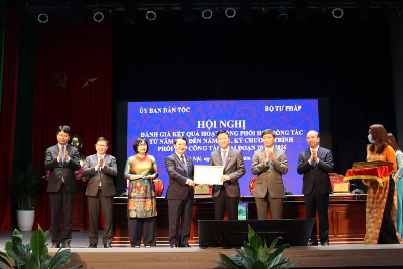 Bộ trưởng, Chủ nhiệm Uỷ ban dân tộc Hầu A Lềnh trao Kỷ niệm chương Vì sự nghiệp phát triển các dân tộc cho lãnh đạo Bộ Tư pháp