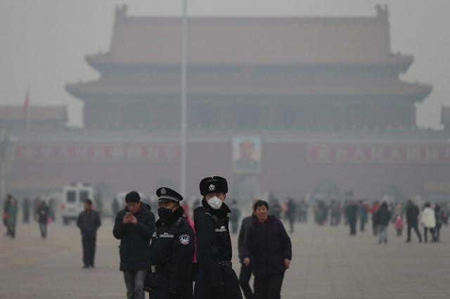 Ch&ugrave;m ảnh th&agrave;nh phố Bắc Kinh ch&igrave;m trong kh&oacute;i m&ugrave; d&agrave;y đặc