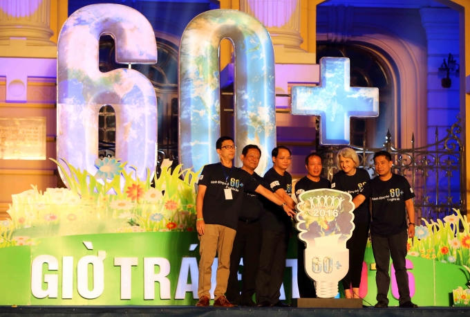 Đại sứ Vương quốc Đan Mạch tại Việt Nam, bà Charlotte Laursen cùng mọi người ấn nút bắt đầu hưởng ứng Giờ Trái đất 2016 (Ảnh: Trần Liễu)