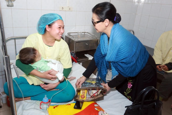 Danh ca Khánh Ly "Cúi xuống thật gần" với bệnh nhân nhi ở viện bỏng Quốc gia