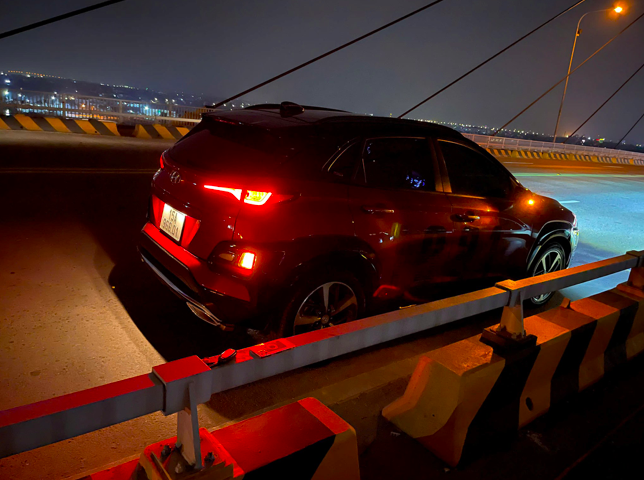 Chiếc xe ô tô được để lại trên cầu Bính. Ảnh Công an TP Hải Phòng.