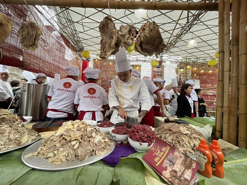 Các đầu bếp chế biến Phở phục vụ du khách tại