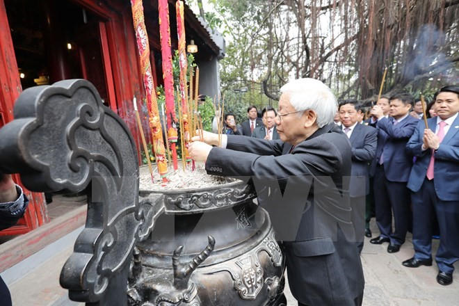 Tổng bí thư dâng hương tại Đền Ngọc Sơn.