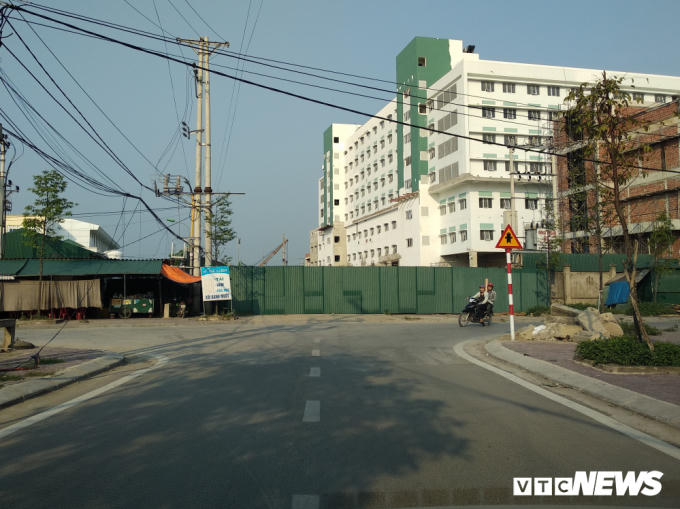 Đường Hồ Tông Thốc bị bịt, khiến người dân phải đi đường vòng xa hơn gần 2km.