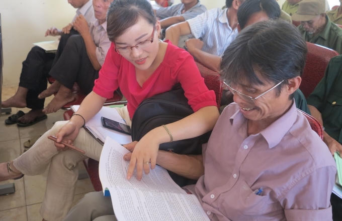 Cán bộ tư pháp tận tình giới thiệu, giải thích cho người dân hiểu về những sửa đổi điều chỉnh trong bộ luật.