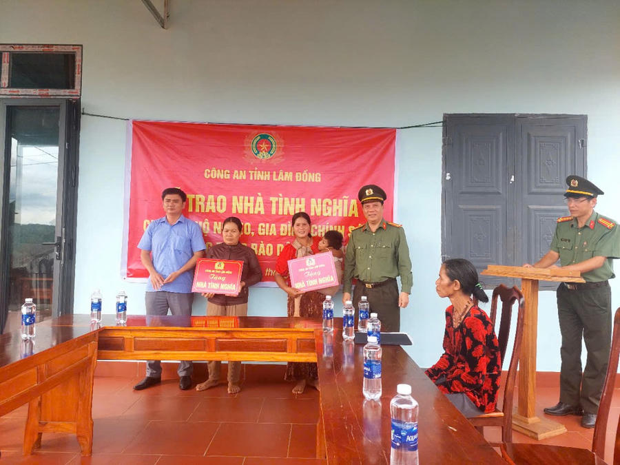 Công an tỉnh Lâm Đồng trao nhà mới cho hộ nghèo, cận nghèo, người hoàn lương. Ảnh: K.L