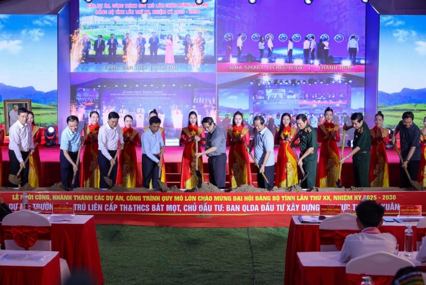 Chiều 14/10, Thủ tướng Phạm Minh Chính tham dự lễ khởi công trường nội trú liên cấp tiểu học – trung học cơ sở tại xã miền núi Bát Mọt.