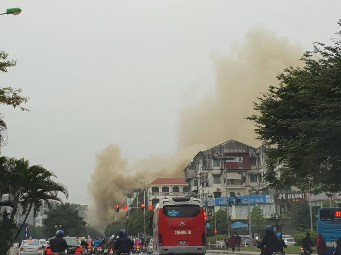 Ch&aacute;y lớn, cột kh&oacute;i cao 30m bao phủ g&oacute;c đường Nguyễn Văn Huy&ecirc;n