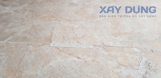 Gạch ốp lát bị khum giữa viên gạch.