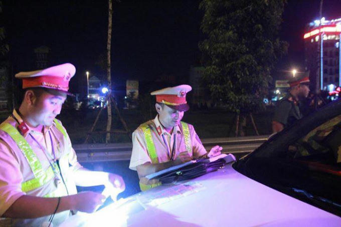 Lực lượng CSGT tiến hành lập biên bản xử lý xe tải trở đất vi phạm.