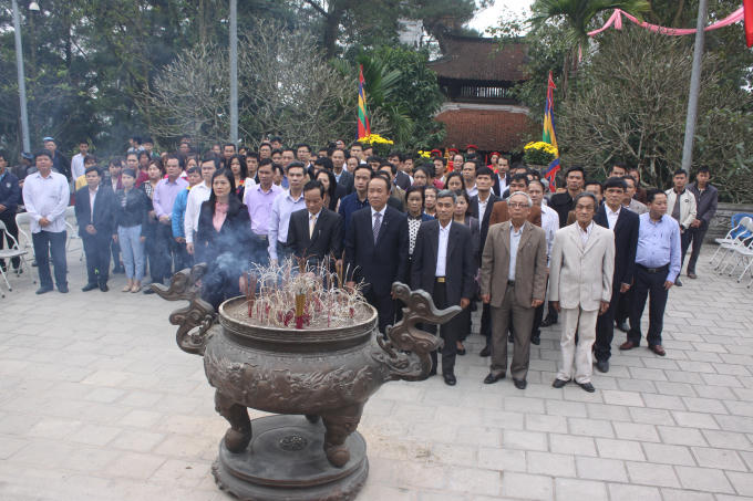 Lãnh đạo tỉnh Phú Thọ cùng đông đảo nhân dân thành kính dâng hương tưởng nhớ ngày "tiên giáng" tại Đền thờ Tổ Mẫu Âu Cơ.