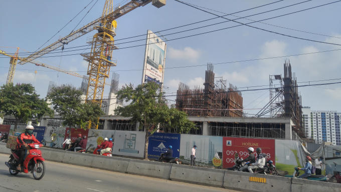 Công trình thi công nằm liền kề khu dân cư.
