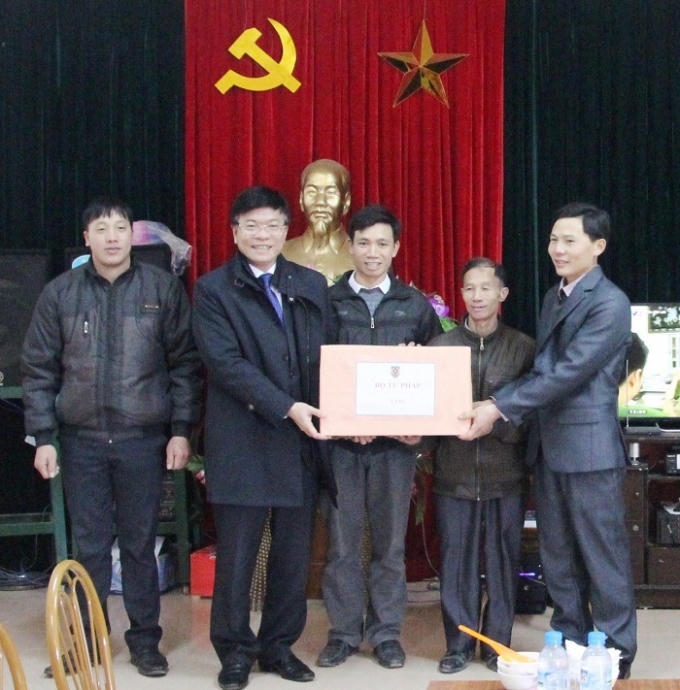 Thứ trưởng L&ecirc; Thanh Long ch&uacute;c Tết b&agrave; con th&ocirc;n Mới, x&atilde; Minh Thanh (Tuy&ecirc;n Quang).