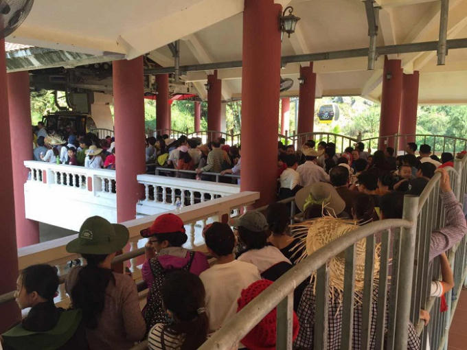 Hà Tĩnh: Chùa Hương Tích khách đông kỷ lục, CTHĐQT cáp treo bán vé cùng nhân viên