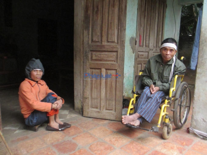 Hai anh em ông Đạt và bà Độ đều bị tật nguyền từ nhỏ bởi d chứng từ chiến tranh để lại (Ảnh: Thu Hường)