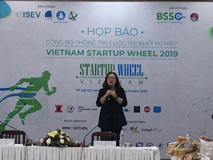 Bà Nguyễn Thị Diệu Hằng, Trưởng BTC cuộc thi phát biểu tại buổi họp báo.