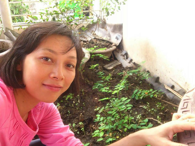 Ở nhà, Thu Hường trở về với hình ảnh một phụ nữ đảm đang, tháo vát.