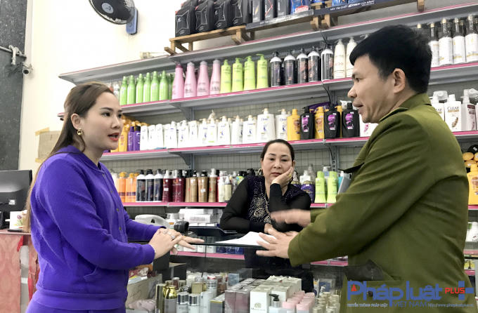 Đại diện công ty làm việc với cơ quan chức năng.