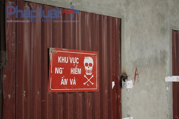 Khu vực cấm người đi vào được cảnh báo bằng những hình ảnh, chữ mất nét.