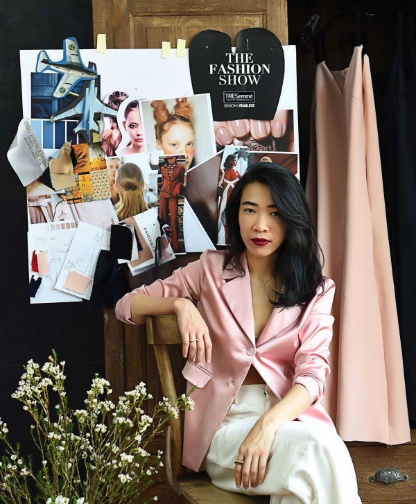 Đặng Hải Yến bắt nguồn từ cảm xúc của người phụ nữ và tinh thần đương đại để tạo nên những thiết kế thời thượng trong bộ sưu tập “Mood”.  Mỗi bộ sưu tập đều được chăm chút và xử lý theo những trường phái thiết kế khác nhau như kỹ thuật in, phương pháp thêu đính thủ công, tạo phom khối 3D và xử lý chất liệu tinh vi… hứa hẹn sẽ mang đến cho các tín đồ thời trang những cảm xúc thăng hoa thú vị