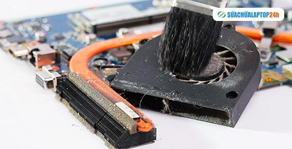 Vệ sinh, làm sạch cánh quạt tản nhiệt, phe tản nhiệt và tra dầu quạt.