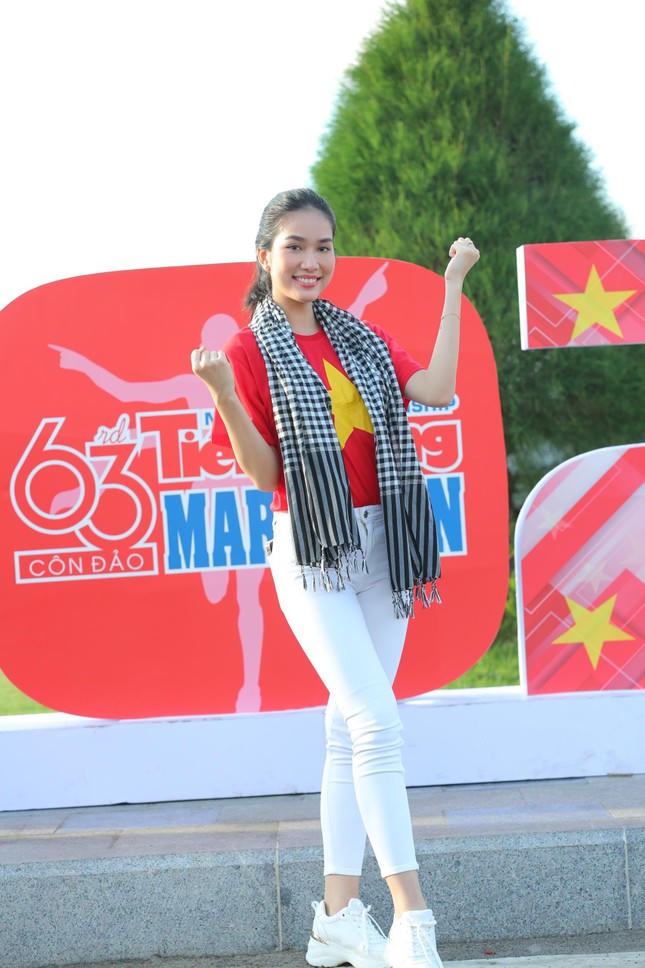 Á hậu Phương Anh không khỏi xúc động: “Ngày hôm nay sau khi tham dự Lễ thượng cờ, Phương Anh cảm thấy rất tự hào khi được đứng tại một nơi rất thiêng liêng của Tổ quốc. Sự kiện hôm nay vô cùng ý nghĩa. Được khoác trên mình chiếc áo cờ đỏ sao vàng khiến Phương Anh cảm xúc thật dâng trào”.