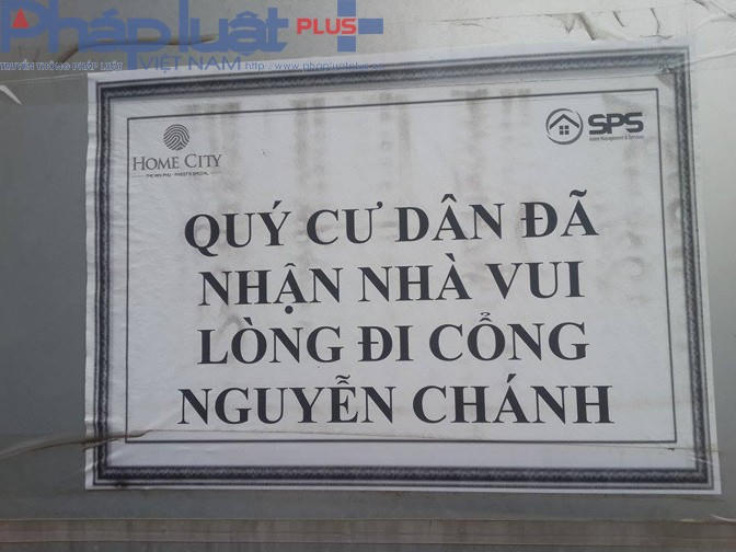 Thông báo dán tại cổng 177 Trung Kính.