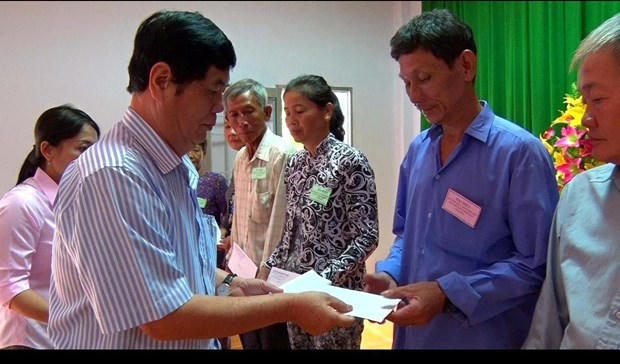 Ông Nguyễn Phong Quang, nguyên Phó trưởng Ban Thường trực, Ban Chỉ đạo Tây Nam bộ – Chủ tịch Hội Hỗ trợ người nghèo Tây Nam bộ trao quà các hộ nghèo, gia đình đình chính sách có hoàn cảnh khó khăn