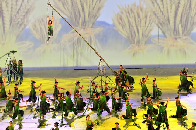 Hình tượng cây tre Việt Nam và bó lúa Đông Nam Á hòa quyện như văn hóa Việt trong dòng chảy chung Đông Nam Á.