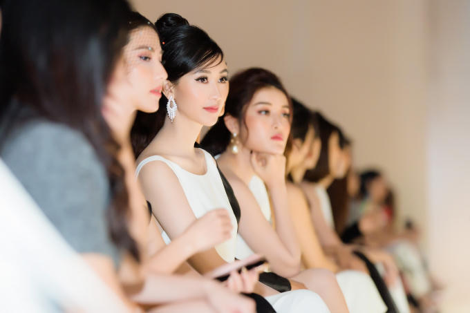 Á hậu Hà Thu bất ngờ “thăng hạng nhan sắc”, khoe vẻ đẹp mong manh sương khói tại show diễn thời trang