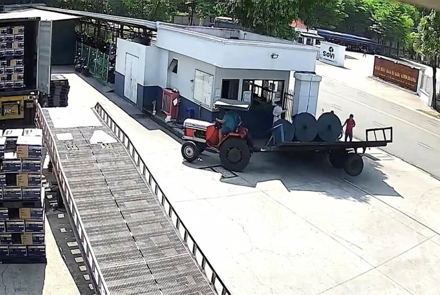 Cuộn vải rơi đè nam công nhân tử vong.