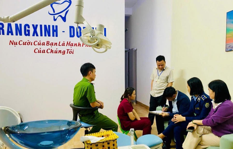 Lực lượng chức năng kiểm tra tại Cơ sở Nha khoa Răng xinh Doremi - Ảnh KA.
