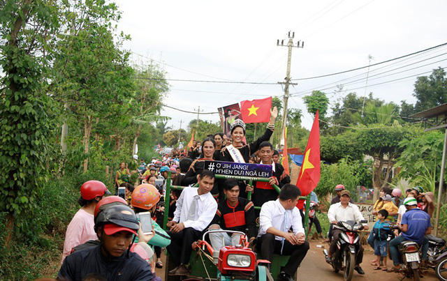 Tân hoa hậu được chào đón nồng nhiệt, cô giương cao tấm bảng ghi tên bằng tiếng Êđê