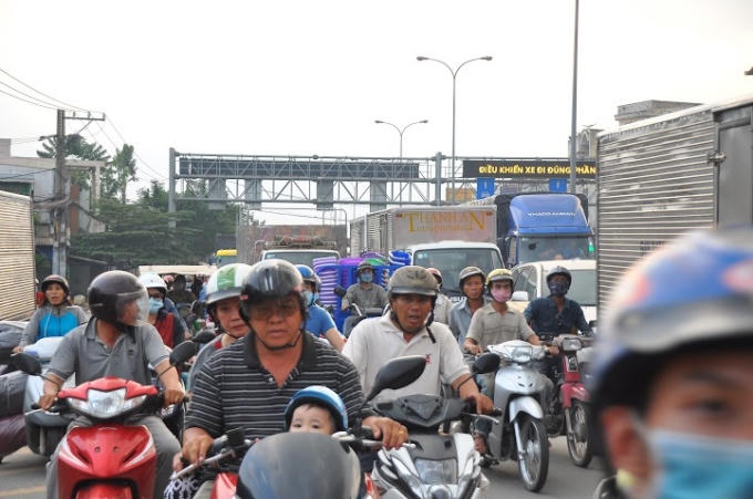 Hàng ngàn người mắc kẹt trên tuyến QL1A trong thời gian dài.