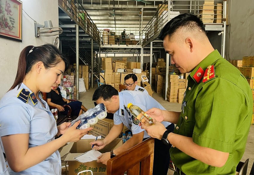 Lực lượng chức năng kiểm tra hộ kinh doanh Nguyễn Anh Minh (Ảnh: Hiếu Ánh).
