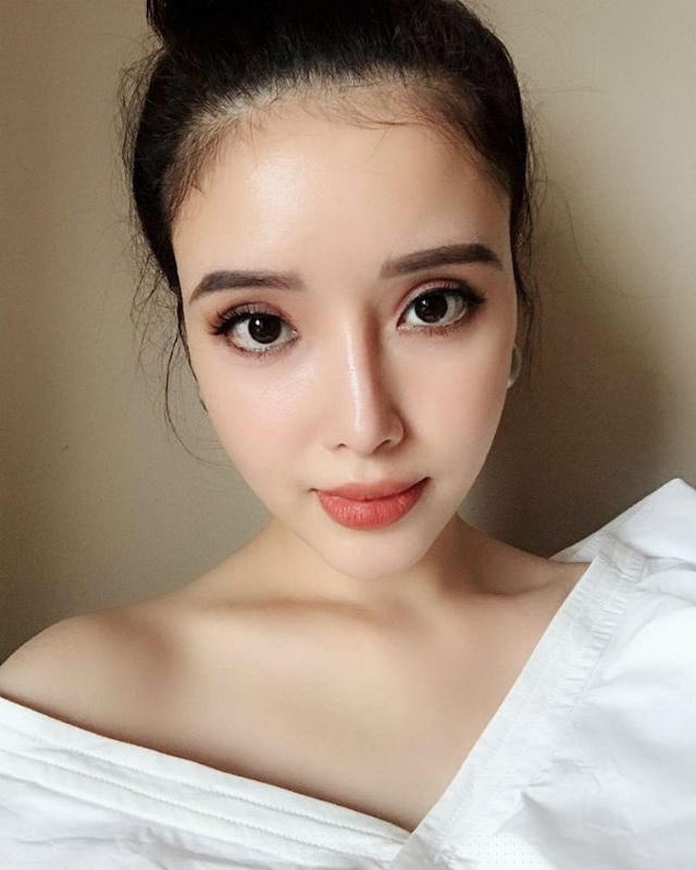 Mai Ngọc Phượng duy trì thói quen đắp mặt nạ giấy 3 lần/ tuần để da khỏe, láng bóng.