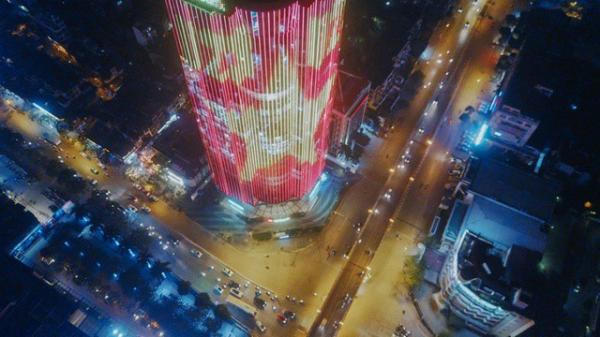 H&agrave; Nội: T&ograve;a cao ốc rực s&aacute;ng với quốc kỳ cổ vũ đội tuyển U23 Việt Nam
