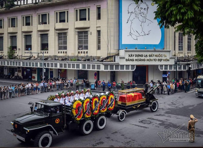 Đoàn xe tang đi qua phố Tràng Tiền - Hàng Khay, dọc đường nhiều người dân đứng chờ. Ảnh: Phạm Hải