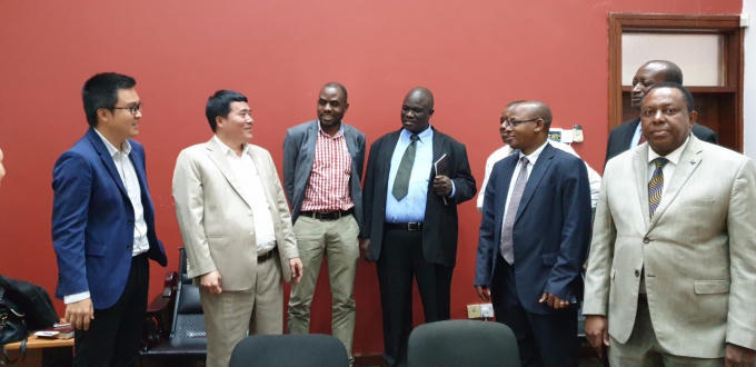 Đại diện lãnh đạo Chính phủ Tanzania và đại điện Tập đoàn T&amp;amp;T Group chia sẻ niềm vui sau khi hợp đồng được ký kết.