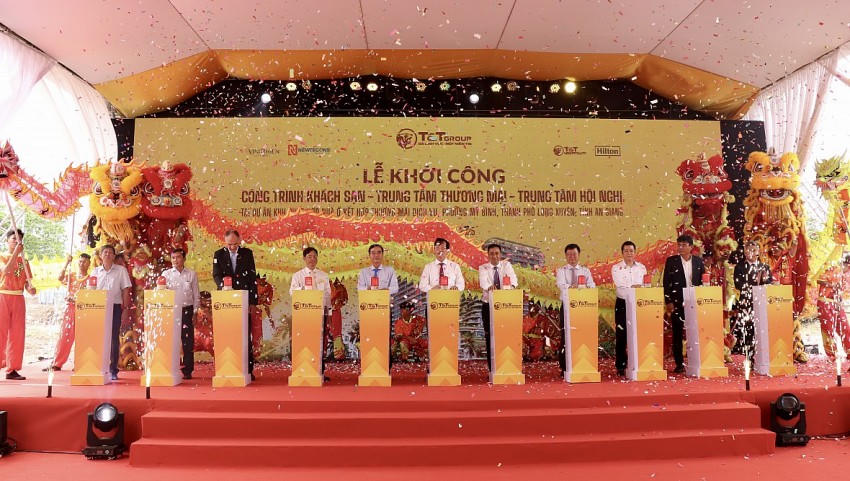Các đại biểu thực hiện nghi lễ khởi công công trình Khách sạn – Trung tâm thương mại – Trung tâm hội nghị.