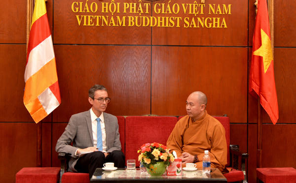 Thượng tọa Thích Đức Thiện - Phó chủ tịch kiêm Tổng thư ký Hội đồng trị sự (HĐTS) TƯ Giáo hội Phật giáo Việt Nam (GHPGVN) tiếp đoàn đại biểu Đại sứ quán Mỹ.
