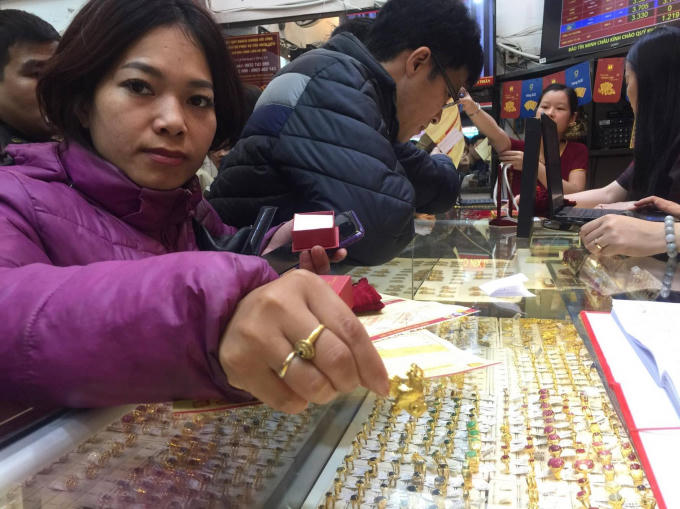 Một khách hàng vừa chọn mua được sản phẩn vàng hình con gà dể cầu may mắn tiền tài trong năm Đinh Dậu.