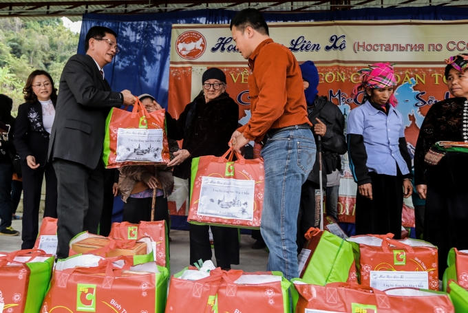 Giáo sư Tiến sỹ Nguyễn Cảnh Toàn (bên trái) trao quà cho các cụ già thuộc hộ nghèo. (Ảnh: Phạm Thanh Hà)