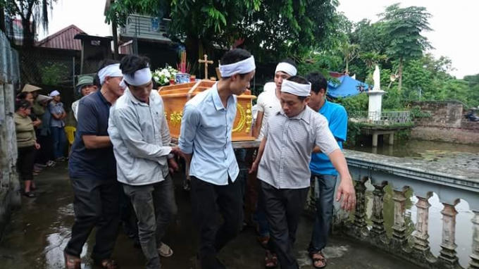 Linh cữu của nữ giám thị xấu số PhạmThị Oanh.