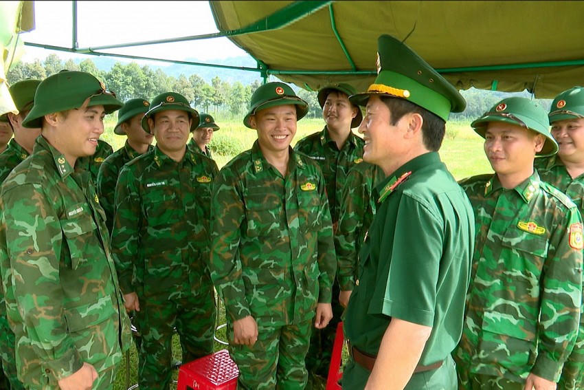 Đại tá Đàm Quang Ngoạt gặp gỡ, thăm hỏi, động viên CBCS tại trường bắn Quân sự Tây Ninh. Ảnh: Lâm Quân