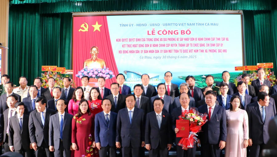 Phó Chủ tịch Quốc hội Lê Minh Hoan, trao Quyết định, tặng hoa và ra mắt BCH Đảng bộ tỉnh Cà Mau (ông Nguyễn Hồ Hải - Bí thư Tỉnh ủy Cà Mau, nhận quyết định).