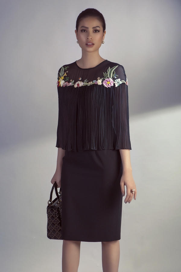 Phạm Hương h&oacute;a qu&yacute; c&ocirc; hiện đại với ''Em hoa''