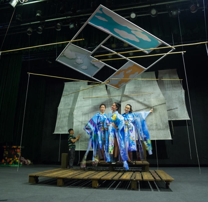 Một bối cảnh được đạo diễn Dominik Günther dàn dựng